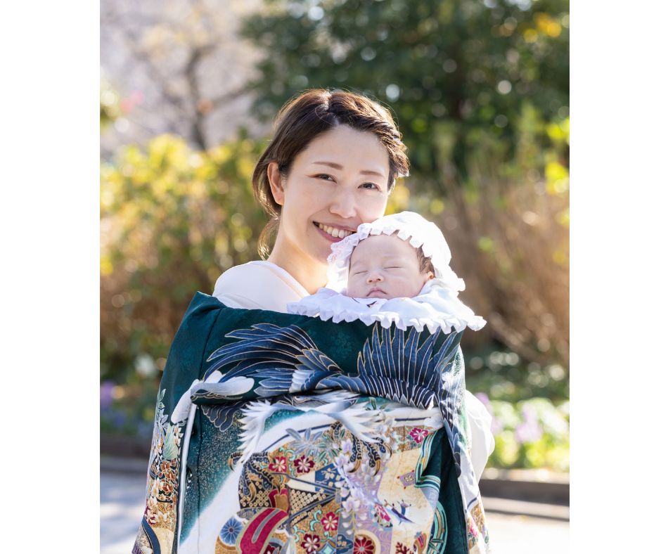 お宮参りのママ(訪問着)と赤ちゃんの記念写真